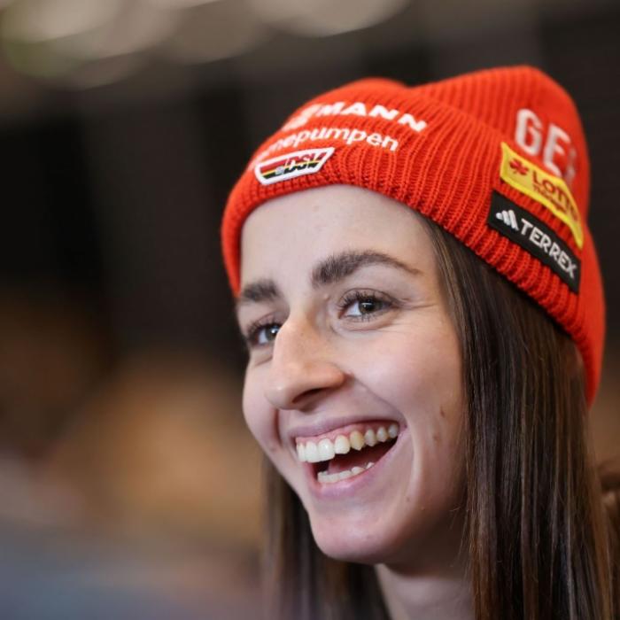 Nicht ohne ihn - er steht der Biathletin zur Seite