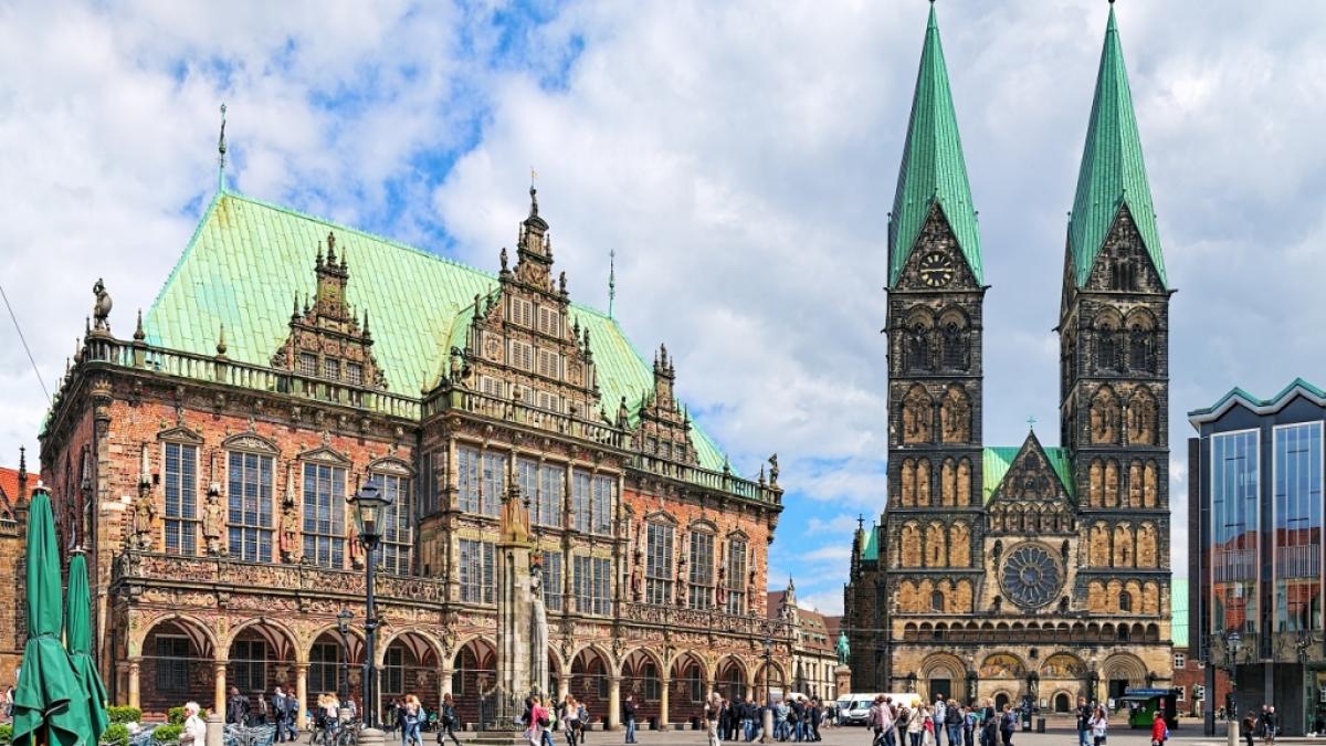 Der St.-Petri-Dom neben dem Bremer Rathaus. Aktuelle News aus und &uuml;ber Bremen hier auf news.de. (Foto)