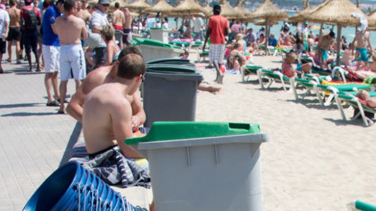 Das Ergebnis eines Eimer-Sammlers am Strand.