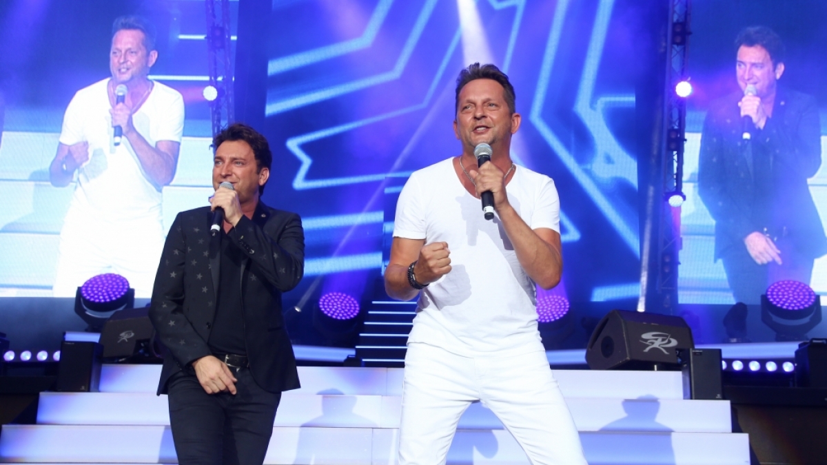 Das Schlagerduo Fantasy performt auf der B&uuml;hne. (Foto)