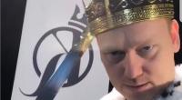 Entertainer Knossi inszeniert sich gern als König.