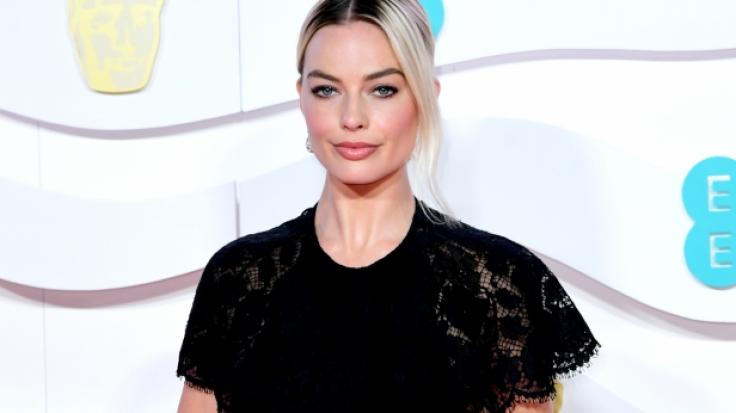 Schauspielerin Margot Robbie verlas die Dankesworte von Preisträger Brad Pitt - inklusive Seitenhieb gegen Meghan Markle und Prinz Harry.