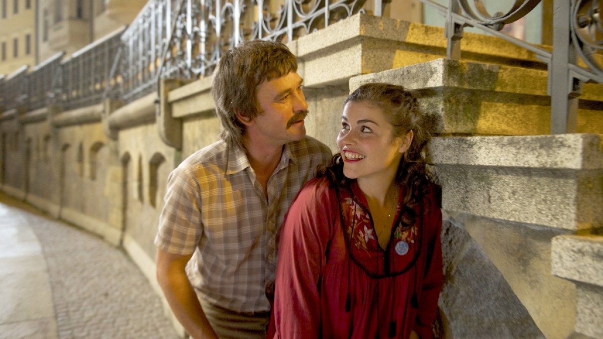Gregor (Peter Schneider) und Elke (Katharina Wackernagel) haben Prag als Zuflucht f&uuml;r ihre geheime Liebe auserkoren, um sich "Jedes Jahr im Juni" treffen zu k&ouml;nnen. (Foto)