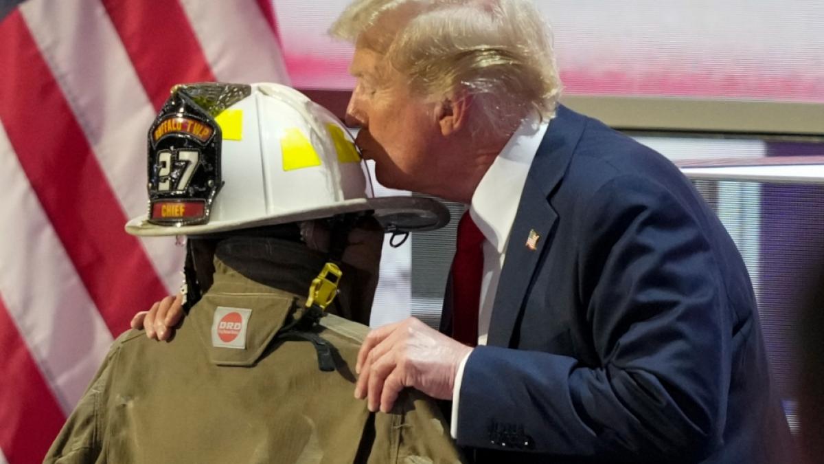 Bizarre Kuss-Show beim Republikaner-Parteitag: Donald Trump erinnerte an den get&ouml;teten Feuerwehrmann Corey Comperatore und k&uuml;sste den Helm des verstorbenen 50-J&auml;hrigen. (Foto)