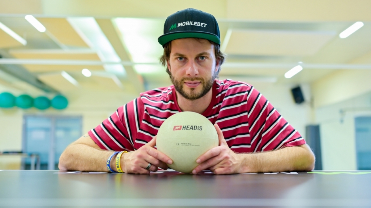 Ren&eacute; Wagner wurde als Sportstudent zum Erfinder der Trendsportart "Headis". (Foto)
