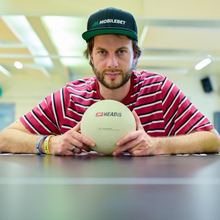So funktioniert die kultige Sportart Kopfballtischtennis