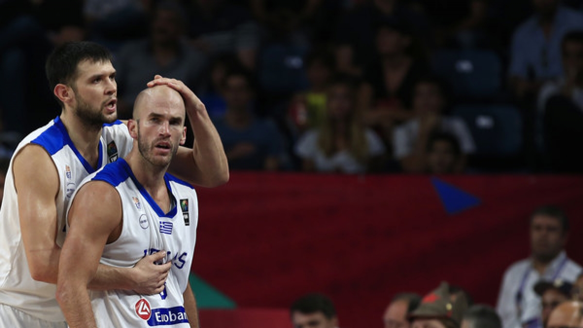 Griechenlands Kostas Papanikolaou (l.) umarmt Griechenlands Nick Calathes w&auml;hrend des Spiels. (Foto)