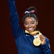 Simone Biles aus den USA mit der Goldmedaille bei der Siegerehrung.