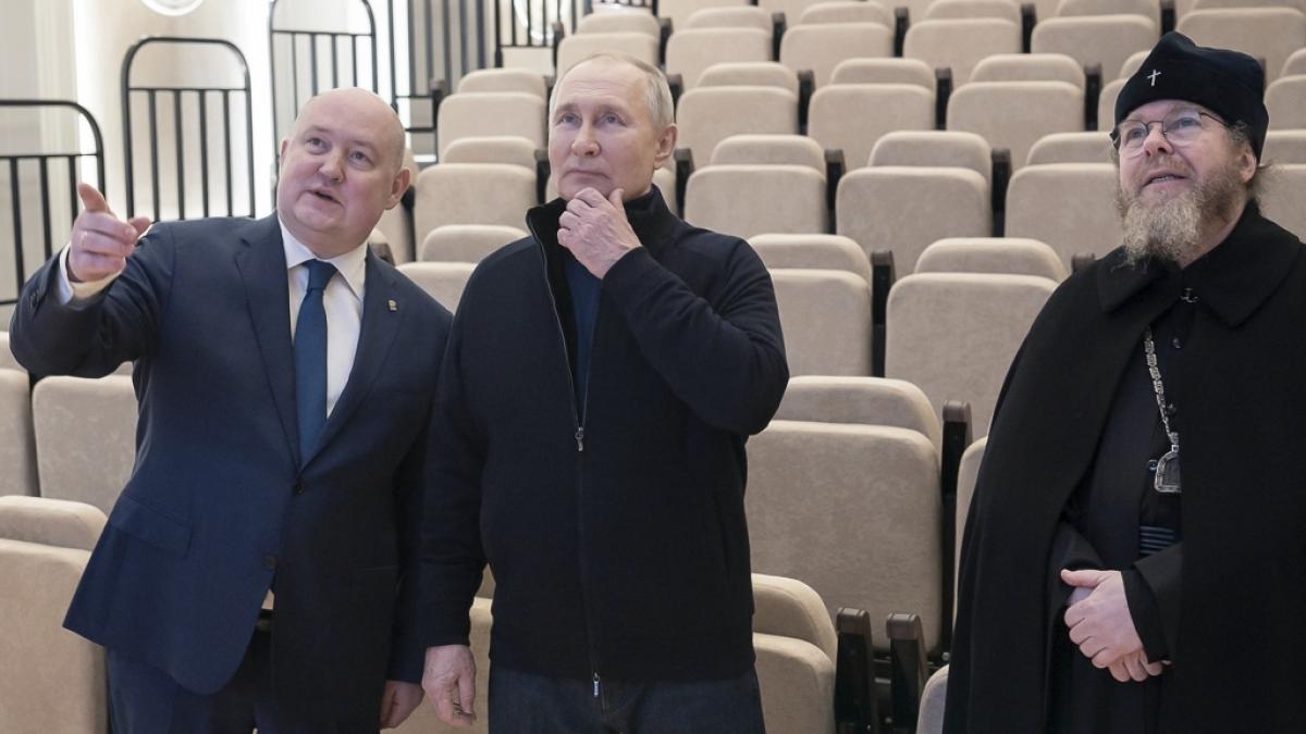 Besuchte Wladimir Putin (hier im Bild mit Michail Raswoschajew, l., Gouverneur von Sewastopol, und Bischof Tichon der Russisch-Orthodoxen Kirche, r.) am Samstag wirklich die Krim oder wurde er durch einen Doppelg&auml;nger vertreten? (Foto)