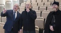 Besuchte Wladimir Putin (hier im Bild mit Michail Raswoschajew, l., Gouverneur von Sewastopol, und Bischof Tichon der Russisch-Orthodoxen Kirche, r.) am Samstag wirklich die Krim oder wurde er durch einen Doppelgänger vertreten?