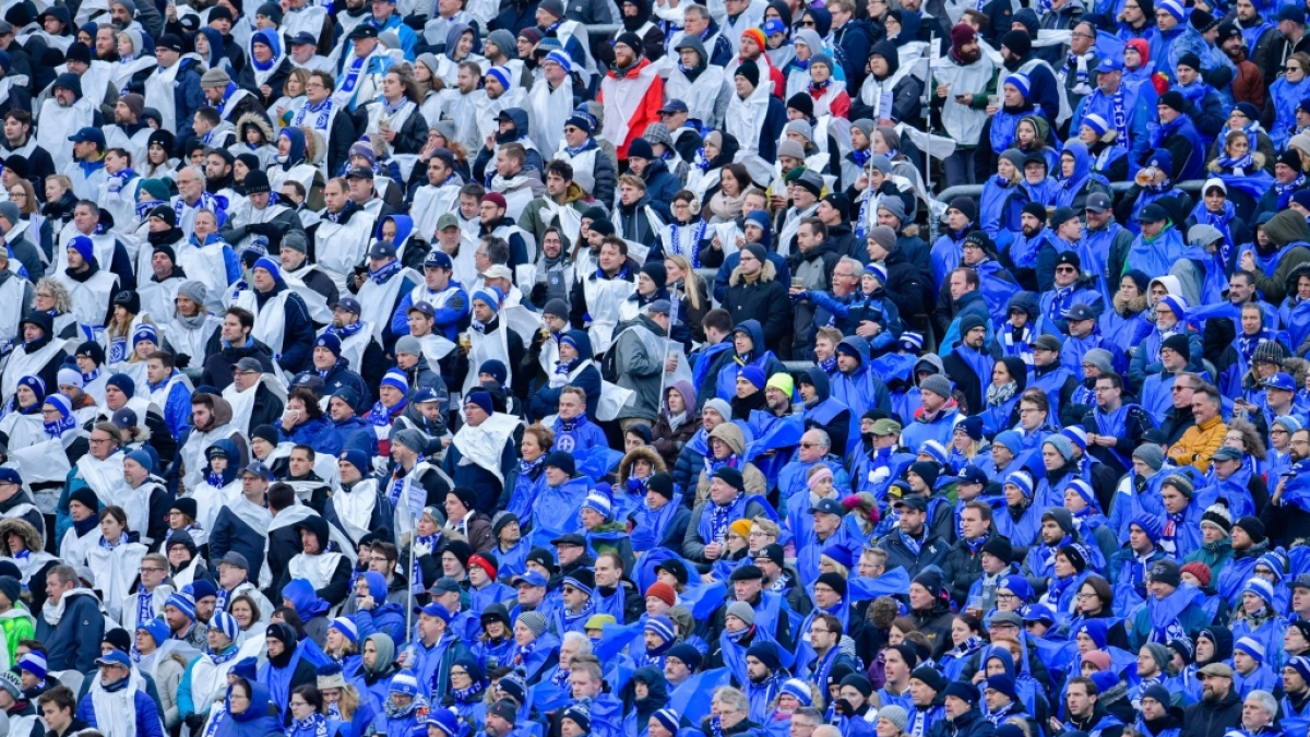 Die Fans vom SV Darmstadt 98 fiebern bei Wind und Wetter mit ihrem Verein. (Symbolbild) (Foto)