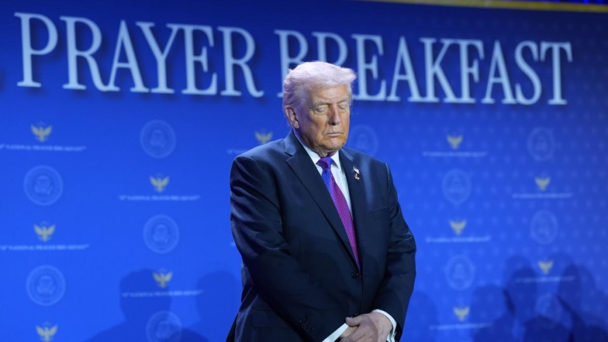 Ist Donald Trump beim Gebetsfr&uuml;hst&uuml;ck auf der B&uuml;hne eingenickt? (Foto)