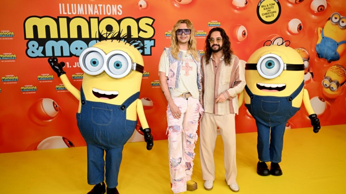 Die Musiker Tom und Bill Kaulitz (2.v.l-r), Synchronsprecher des Films, stehen bei der Deutschlandpremiere "Minions  Monster" am gelbenTeppich im Math&auml;ser Filmpalast neben den Minions Kevin (l) und Stuart (r). (Foto)