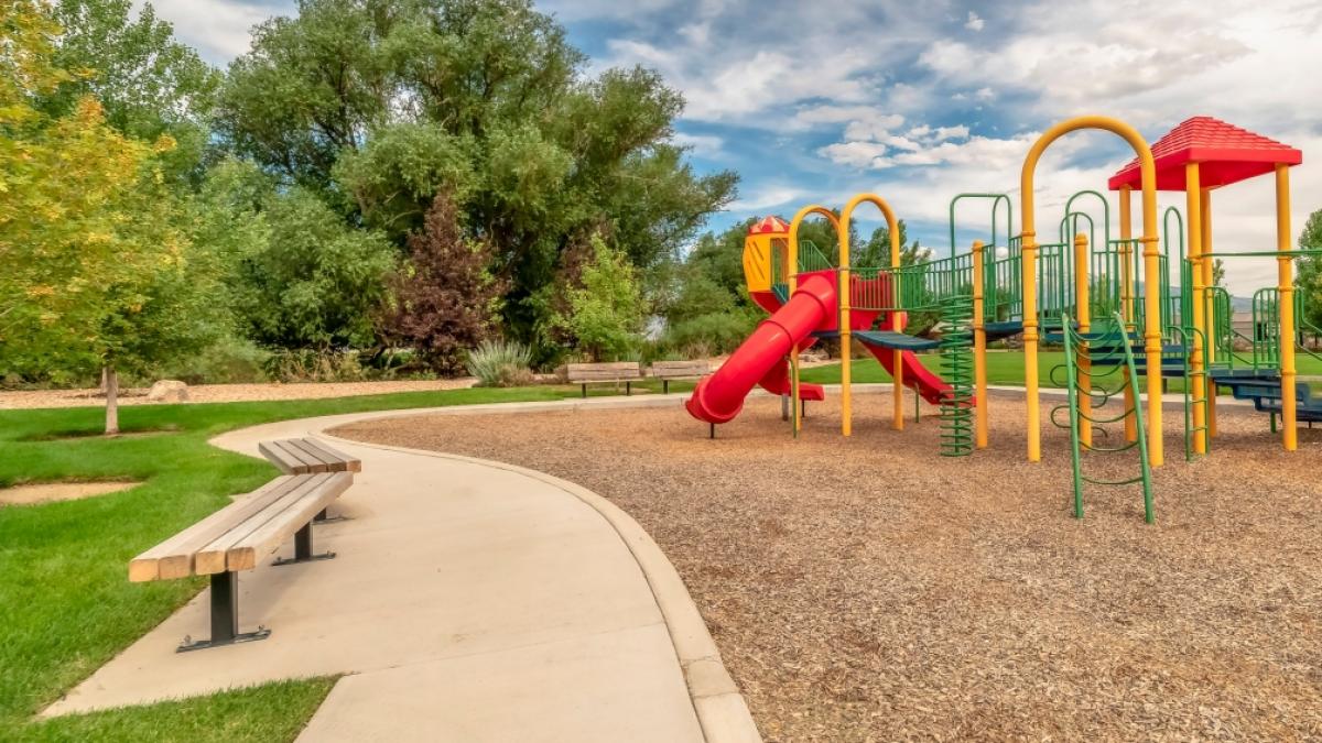 Auf einem britischen Spielplatz soll sich Schreckliches zugetragen haben: Ein Jugendlicher soll eine Frau vergewaltigt haben. (Symbolbild) (Foto)