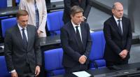 Christian Lindner (FDP), Robert Habeck (Grüne) und Olaf Scholz (SPD, v.l., hier bei der Schweigeminute für die Opfer des Hamas-Angriffs im Bundestag) verlieren in einer neuen Umfrage weiter an Zustimmung.