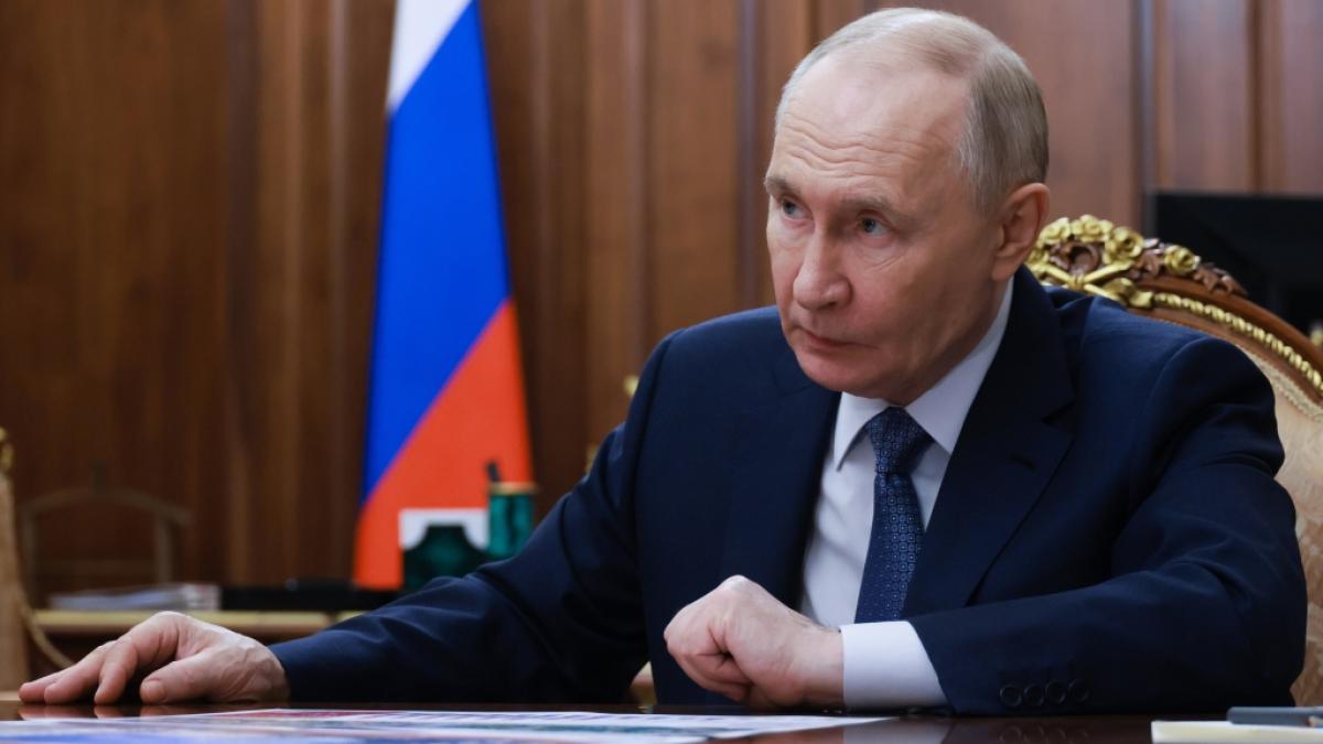 Zeigt Wladimir Putin auf neuen Fotos geheime Dokumente des Kremls? (Foto)