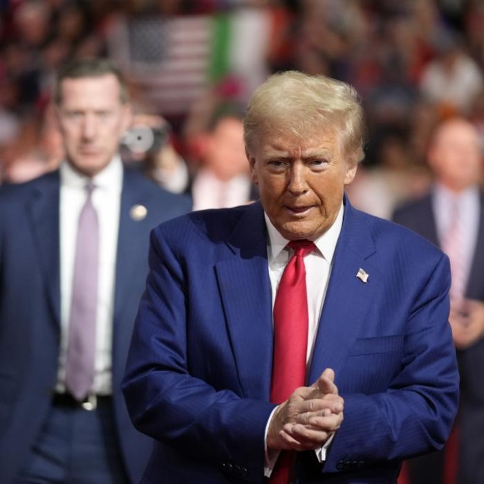 Medizinischer Notfall - Trump muss Auftritt vorzeitig beenden