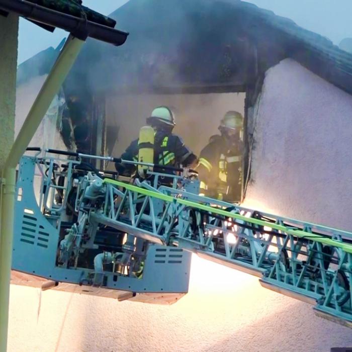 Zwei Tote und drei Schwerverletzte nach Brand in Dachgeschosswohnung