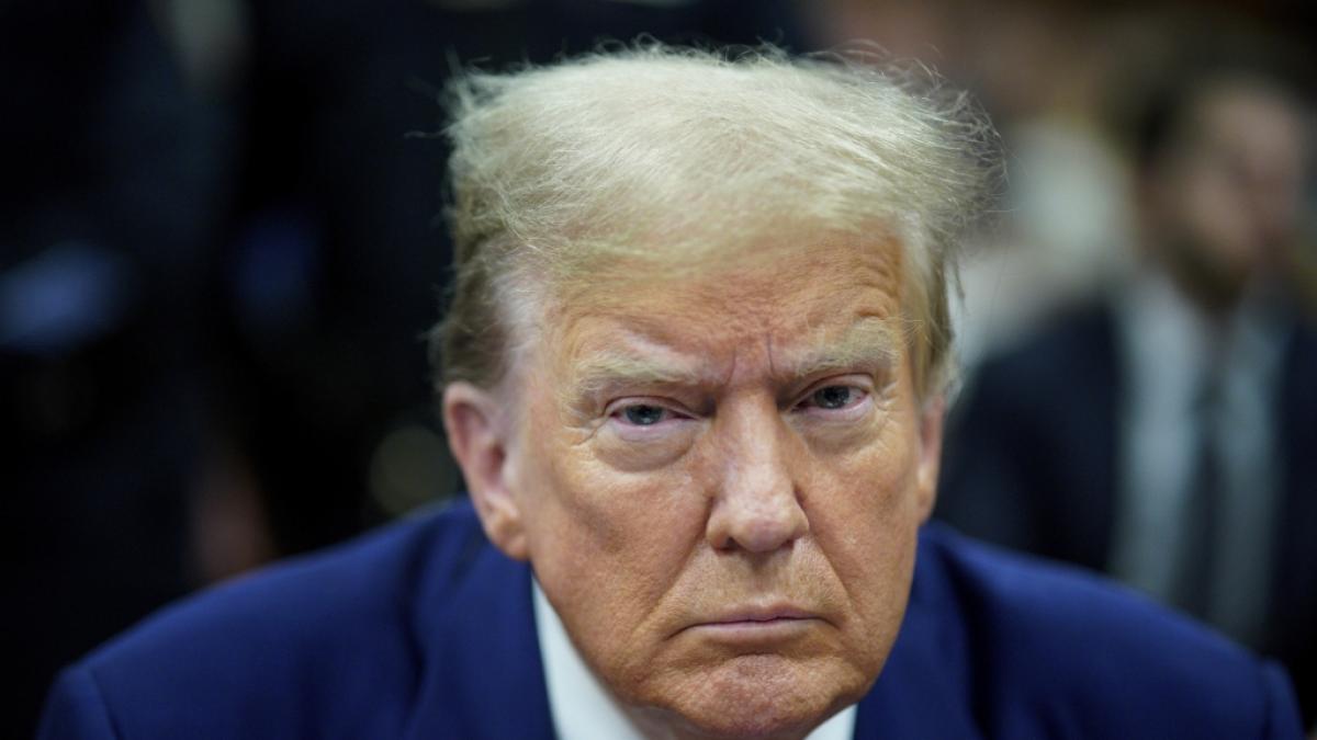 Nachdem Donald Trump vor Gericht mehrfach eingeschlafen ist, wird nun &uuml;ber die m&ouml;glichen Ursachen diskutiert. Im Raum steht auch eine m&ouml;gliche Demenz-Erkrankung. (Foto)