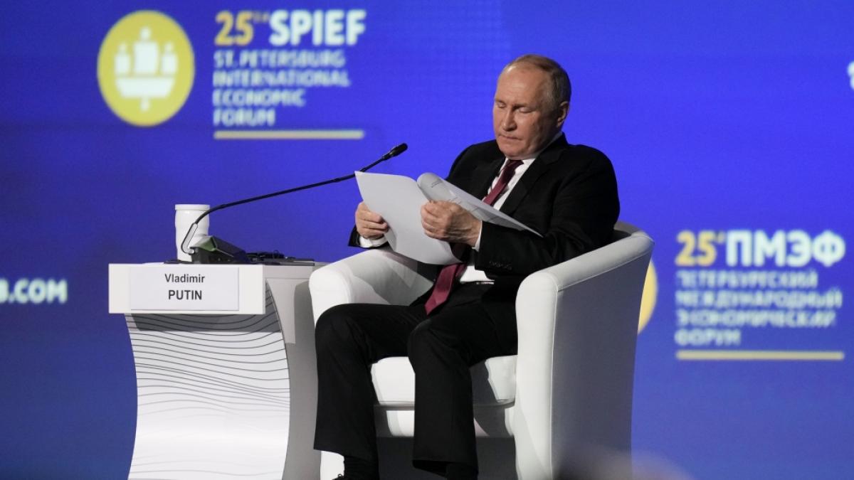Wladimir Putin wirkt bei einer Diskussionsrunde anl&auml;sslich des Internationalen Wirtschaftsforums in St. Petersburg unruhig. (Foto)