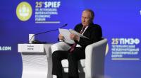 Wladimir Putin wirkt bei einer Diskussionsrunde anlässlich des Internationalen Wirtschaftsforums in St. Petersburg unruhig.
