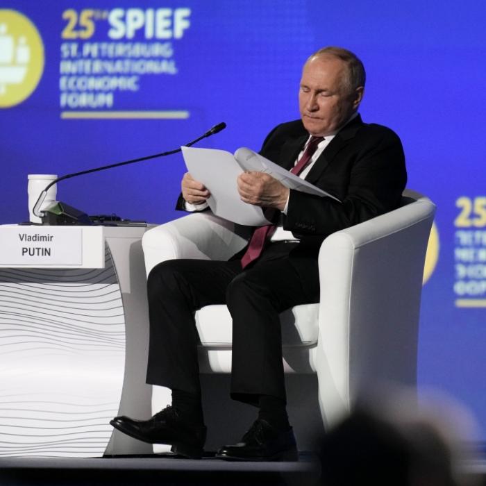 Unruhig, aufgedunsen, schwitzend! Kreml-Chef schockt mit Zappel-Auftritt