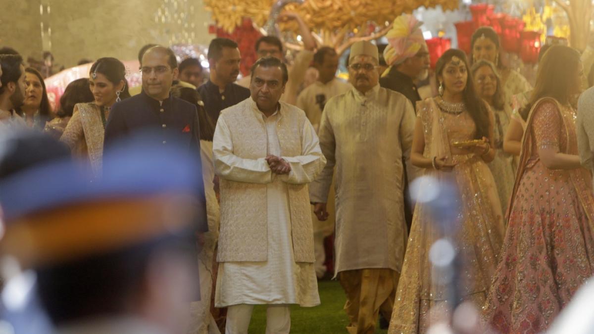 Mukesh Ambani (Mitte), der reichste Mann Indiens, hat sich nicht lumpen lassen und seinem Sohn Anant Ambani und dessen Braut Radhika Merchant einen mehrere Hundert Millionen Euro teure Hochzeitsfeier spendiert, die sich &uuml;ber Monate hinzieht. (Foto)