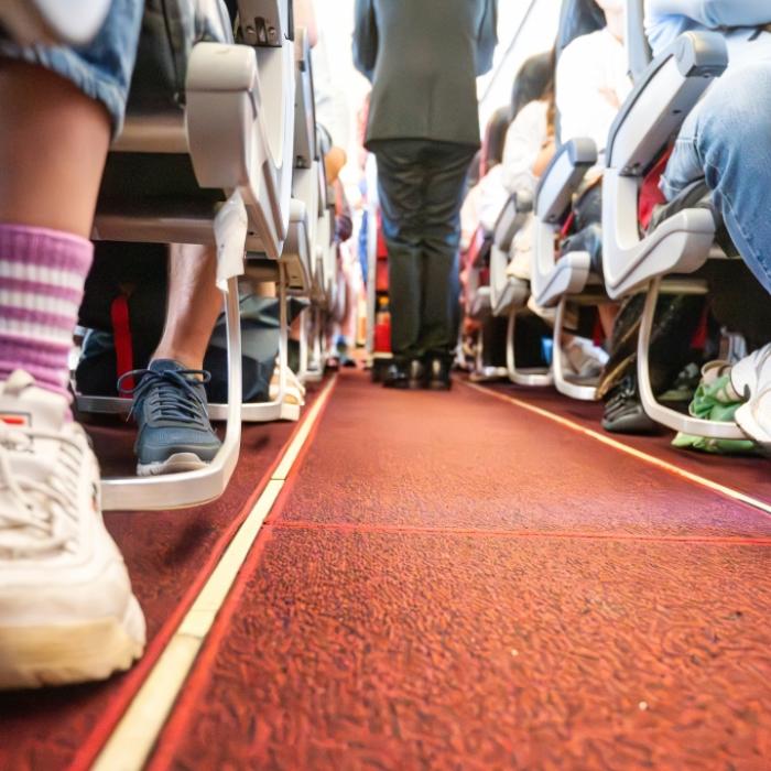 Barfuß an Bord - warum Flugbegleiterinnen davor warnen