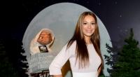 Schauspielerin Radost Bokel posiert im Wachsfigurenkabinett Madame Tussauds vor E.T.. Als Kinderschauspielerin schaffte es Bokel einst selbst nach Hollywood.
