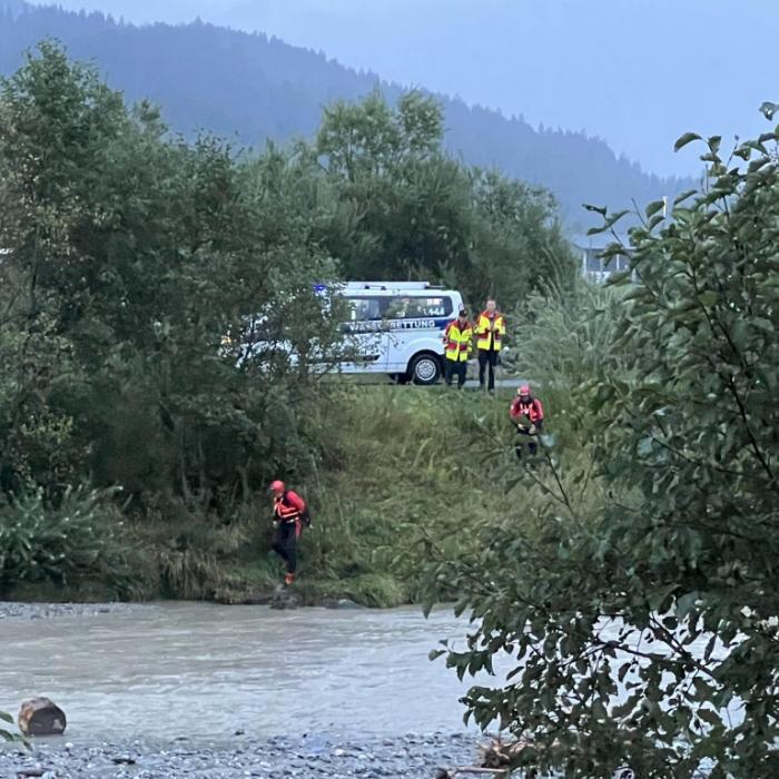 Deutscher (37) niedergeschlagen - Sohn (6) tot in Fluss gefunden
