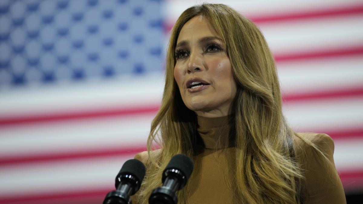 Jennifer Lopez spricht w&auml;hrend einer Wahlkampfveranstaltung f&uuml;r die demokratische Pr&auml;sidentschaftskandidatin Kamala Harris. (Foto)