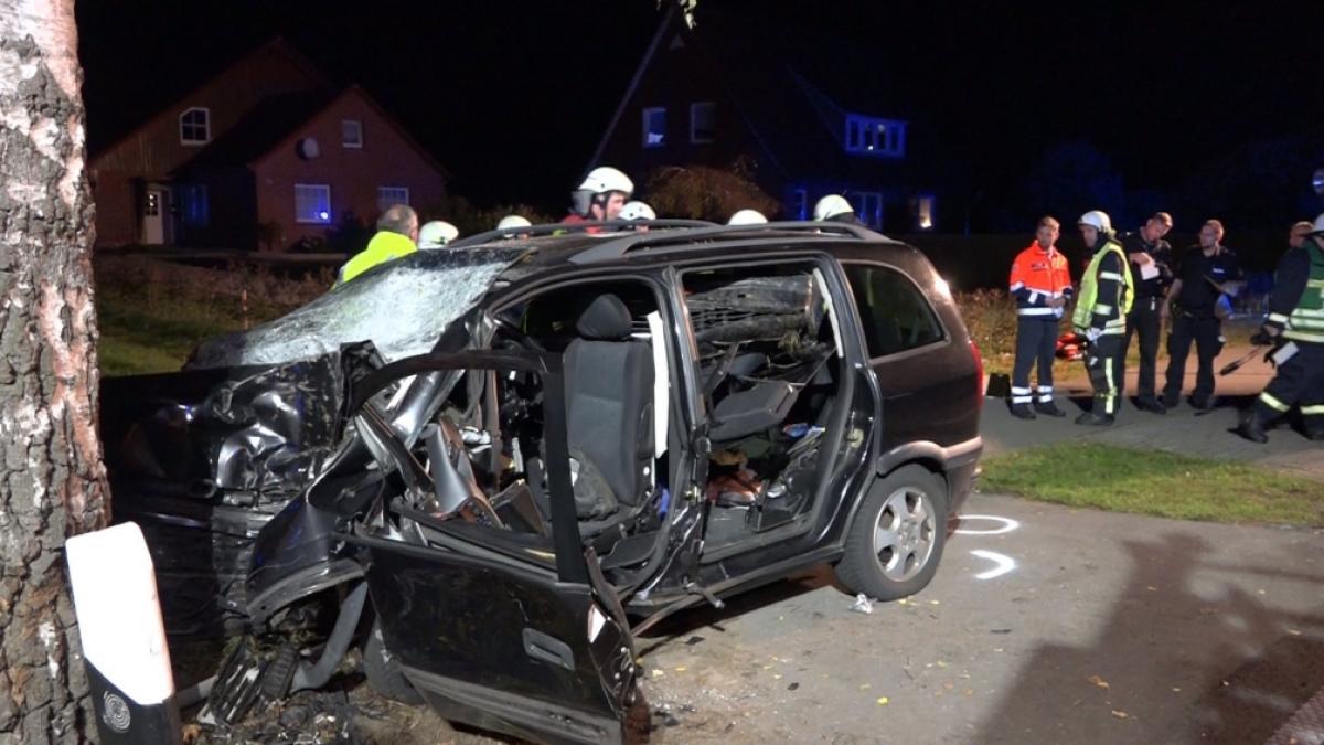 Der Unfallwagen mit den sechs Kindern an Bord krachte mit voller Wucht gegen einen Baum. (Foto)