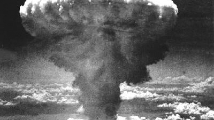 Bei der Explosion der Atombombe von Nagasaki stieg eine 18.000 Meter hohe pilzförmige Rauchwolke über der Stadt auf.
