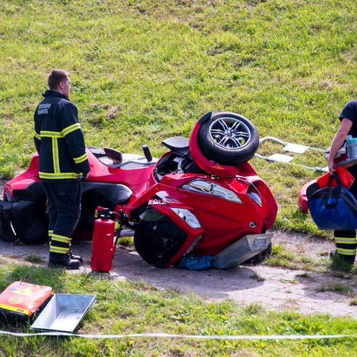 Motor-Dreirad erfasst Jungen (11) - Kind tot, Vater schwer verletzt