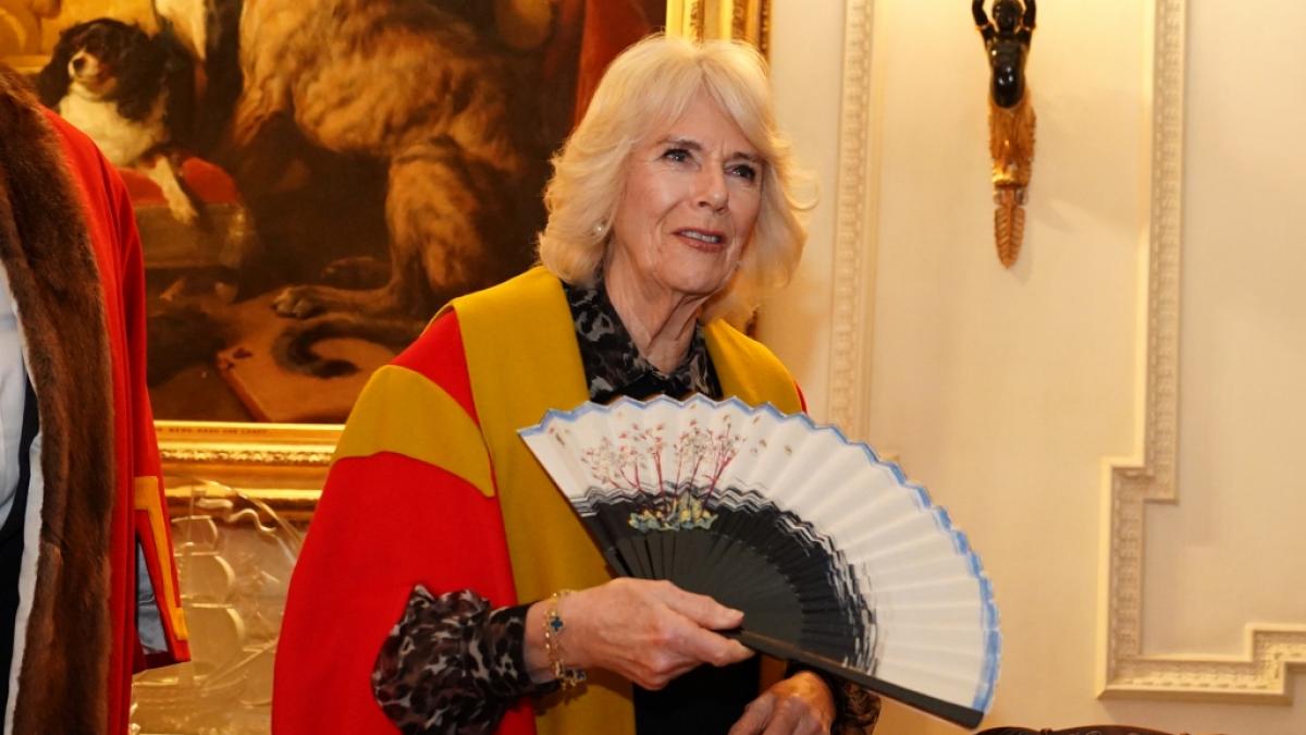 K&ouml;nigin Camilla von Gro&szlig;britannien wird w&auml;hrend einer Zeremonie im Clarence House ein von Stewart Parvin entworfener F&auml;cher &uuml;berreicht. Die K&ouml;nigin wurde zum "Honorary Liveryman der Worshipful Company of Fan Makers" ernannt. (Foto)