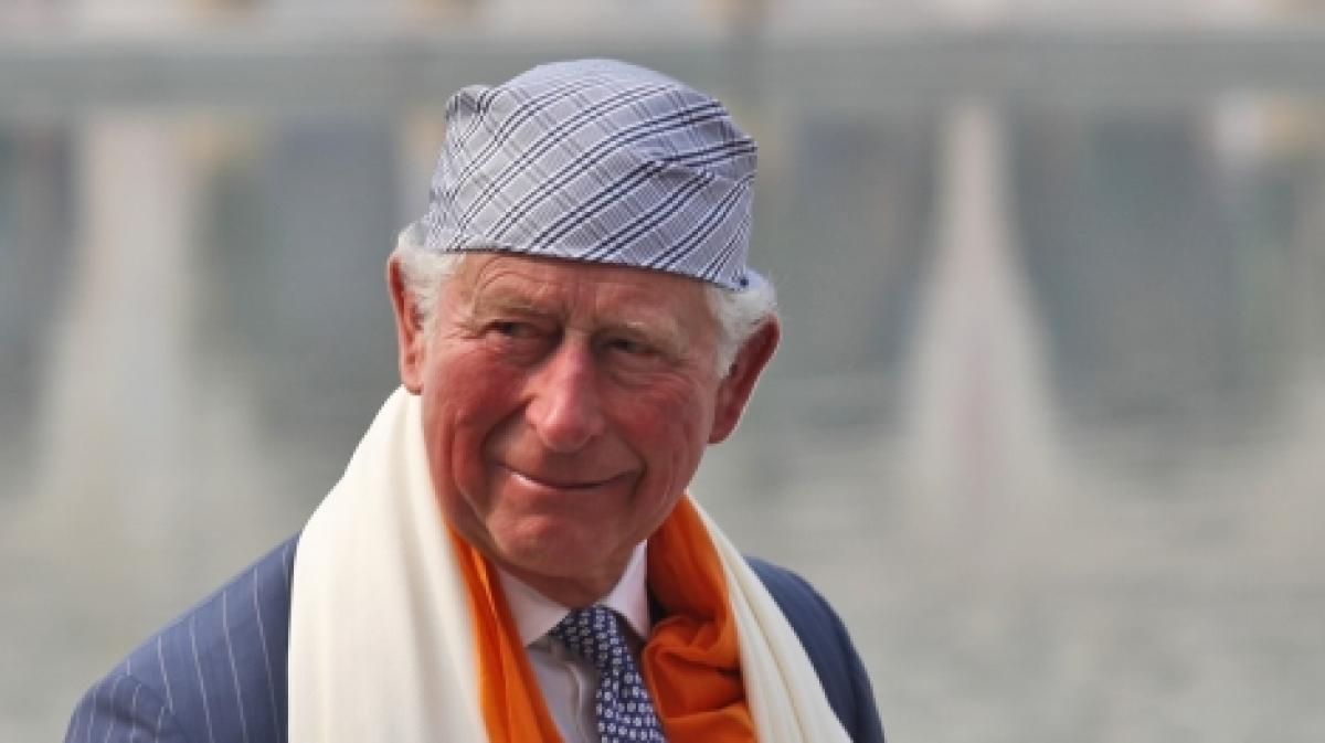 Prinz Charles mit sichtlich geschwollenen H&auml;nden in Indien. (Foto)