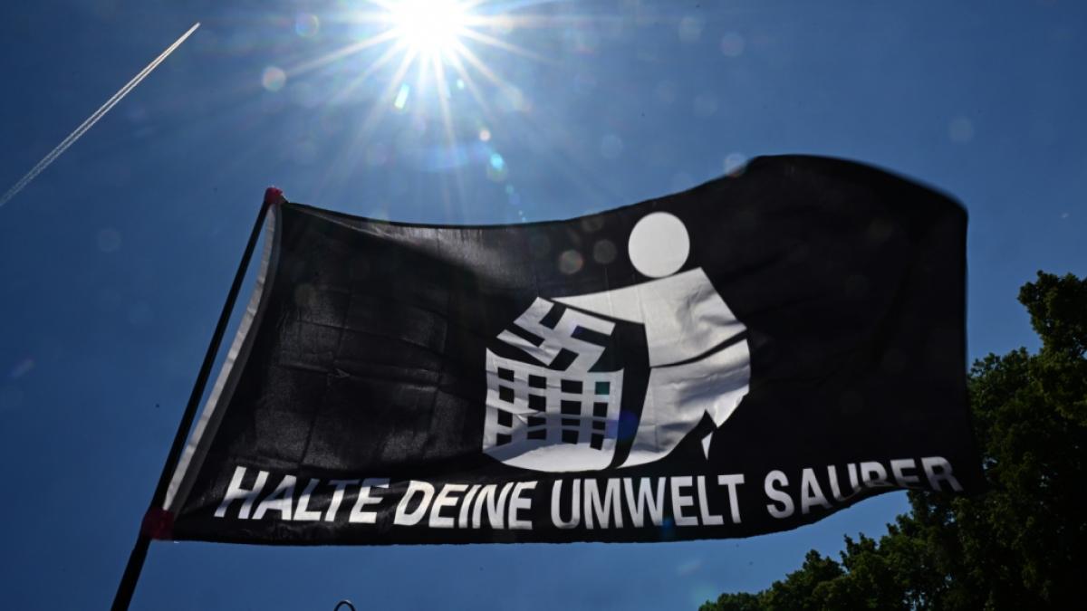 Gegen die menschen- und demokratieverachtende Politik der AfD gehen auch im Juli 2026 wieder bundesweit Menschen bei Demonstrationen auf die Stra&szlig;e. (Foto)