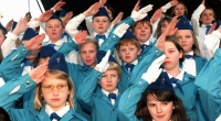In Helden wie wir (1999)sind die Pioniere immer bereit. Nur für die Öffnung der Mauer durch den Hosenfall von Klaus nicht.