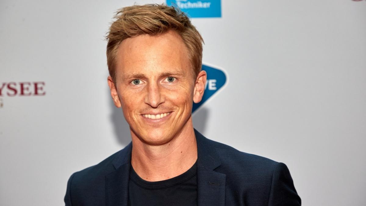 Nach seinem Urlaub in Spanien braucht Jochen Breyer vermutlich gleich nochmal Ferien: Dem ZDF-Sportmoderator passierte ein Malheur nach dem anderen. (Foto)