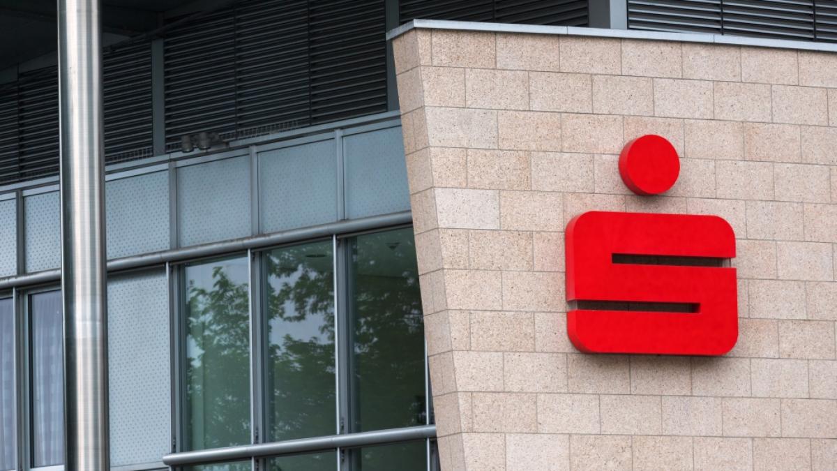 Die Sparkasse soll ihren Kunden jetzt mit K&uuml;ndigungen drohen. (Foto)