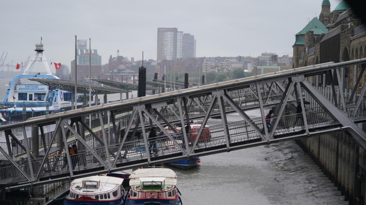 Sturmebbe an der Nordsee und Elbe: Sandb&auml;nke und Elbgrund sind bei Niedrigwasser an den Landungsbr&uuml;cken im Hafen zu sehen. Auf der Elbe und in der Nordsee ist die Schifffahrt wegen extremen Niedrigwassers und Sturm eingeschr&auml;nkt. (Foto)