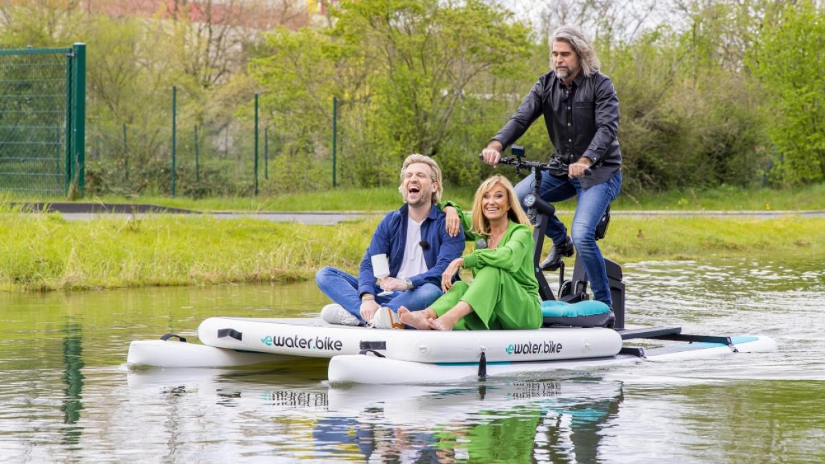 Nils Glagau, Tillman Schulz und Dagmar W&ouml;hrl haben eine Probefahrt mit dem E-Wasserfahrrad gemacht. (Foto)