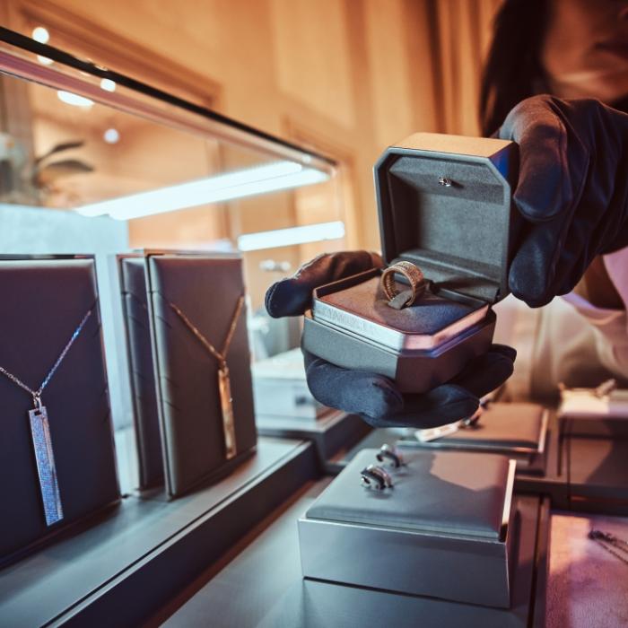 Luxus-Ring online oder beim Juwelier kaufen – worauf Verbraucher achten sollten