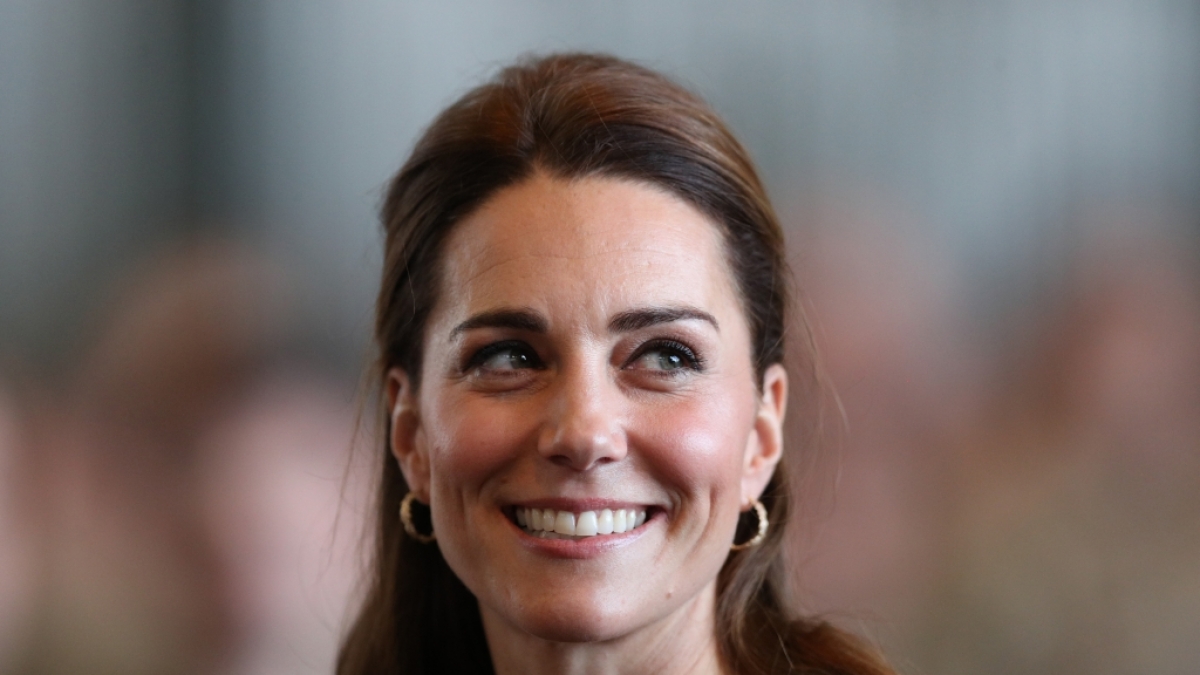 Kate Middleton hat das damenhafte L&auml;cheln perfekt drauf - doch auch mit einem Gewehr kann Herzogin Kate tadellos umgehen. (Foto)