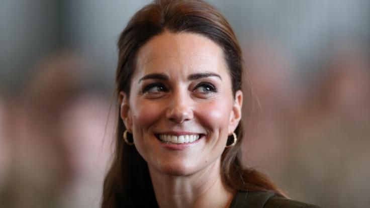 Kate Middleton hat das damenhafte Lächeln perfekt drauf - doch auch mit einem Gewehr kann Herzogin Kate tadellos umgehen.
