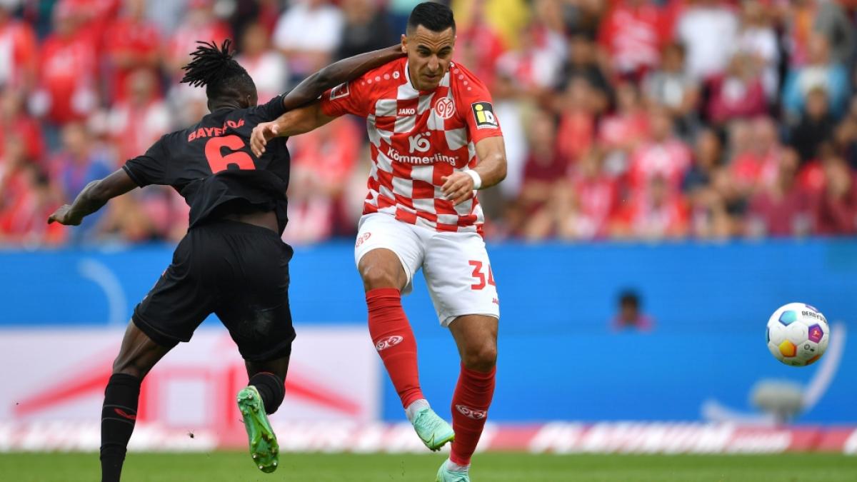 Seinen Job beim FSV Mainz 05 ist Anwar El Ghazi (re.) nach pro-pal&auml;stinensischen &Auml;u&szlig;erungen los - jetzt hat die Staatsanwaltschaft Ermittlungen gegen den Fu&szlig;baller aufgenommen. (Foto)