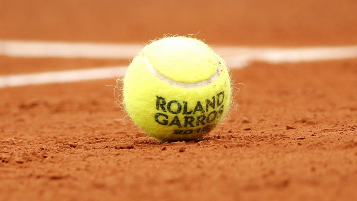 Ein Tennisball liegt bei den French Open in der Anlage Roland Garros in Paris auf dem Platz (Symbolbild). (Foto)