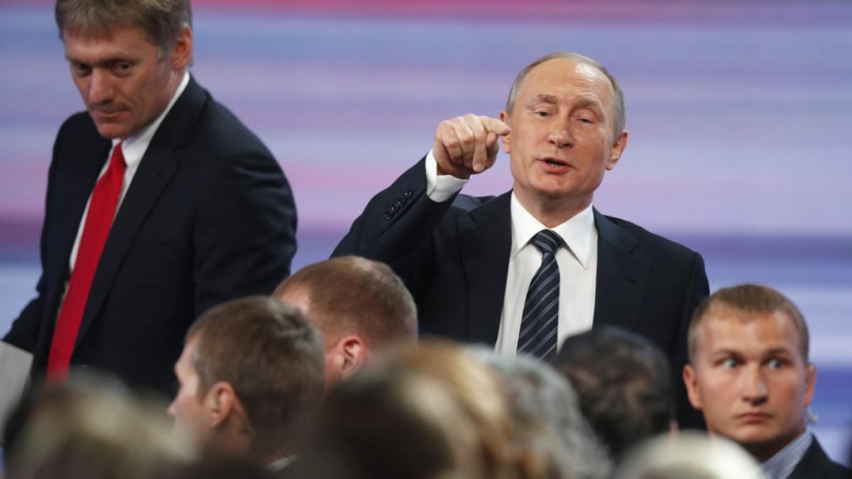 Kreml-Sprecher Dmitri Peskow (li.) zeigt sich davon &uuml;berzeugt, dass Wladimir Putin auch die Pr&auml;sidentschaftswahlen 2024 haushoch gewinnen wird. (Foto)