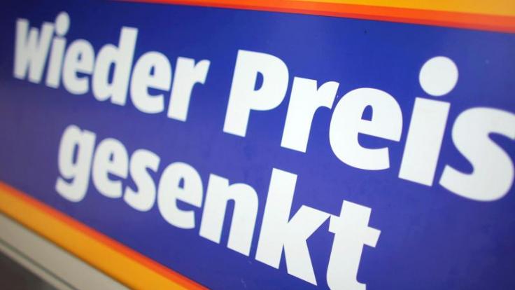 Verbraucher können sich in diesen Wochen über Sonderangebote freuen. Denn der Streit zwischen Aldi und Lidl um die Preishoheit im Discount-Geschäft gewinnt wieder an Schärfe.