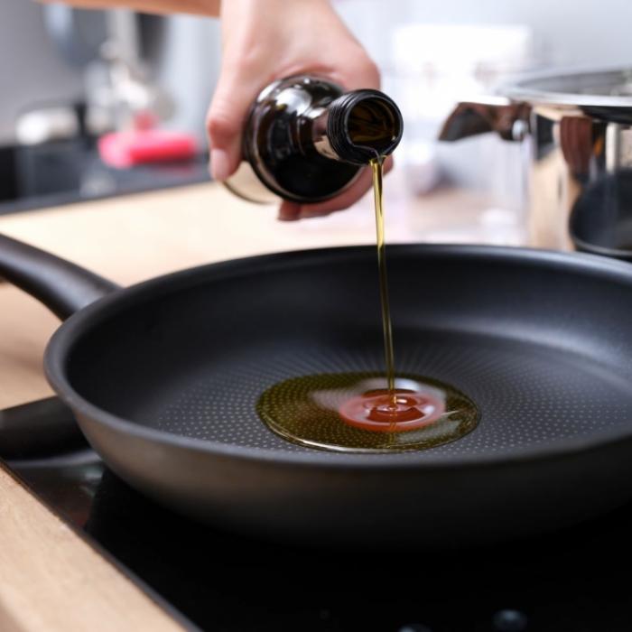 Giftstoffe aus der Pfanne! Diese Fehler beim Kochen schaden Ihrer Gesundheit